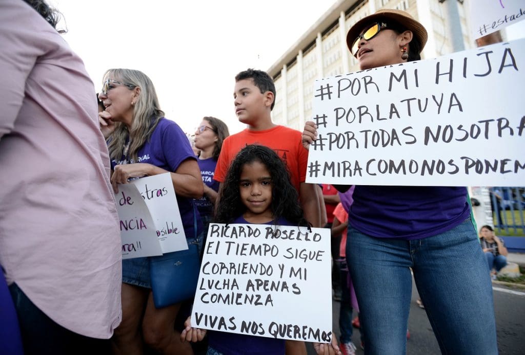 Manifestación contra la violencia machista frente al cuartel de la Policía