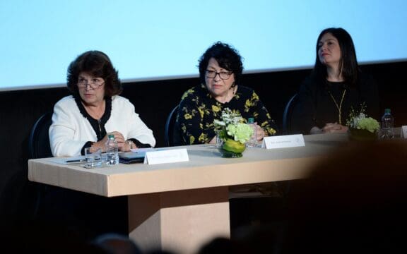 La jueza presidenta del Tribunal de Distrito de los Estados Unidos para el Distrito de Puerto Rico, Aida Delgado Colón, la jueza asociada del Tribunal Supremo de Estados Unidos Sonia SOtomayor y la jueza presidenta del Tribunal Supremo de Estados Unidos.