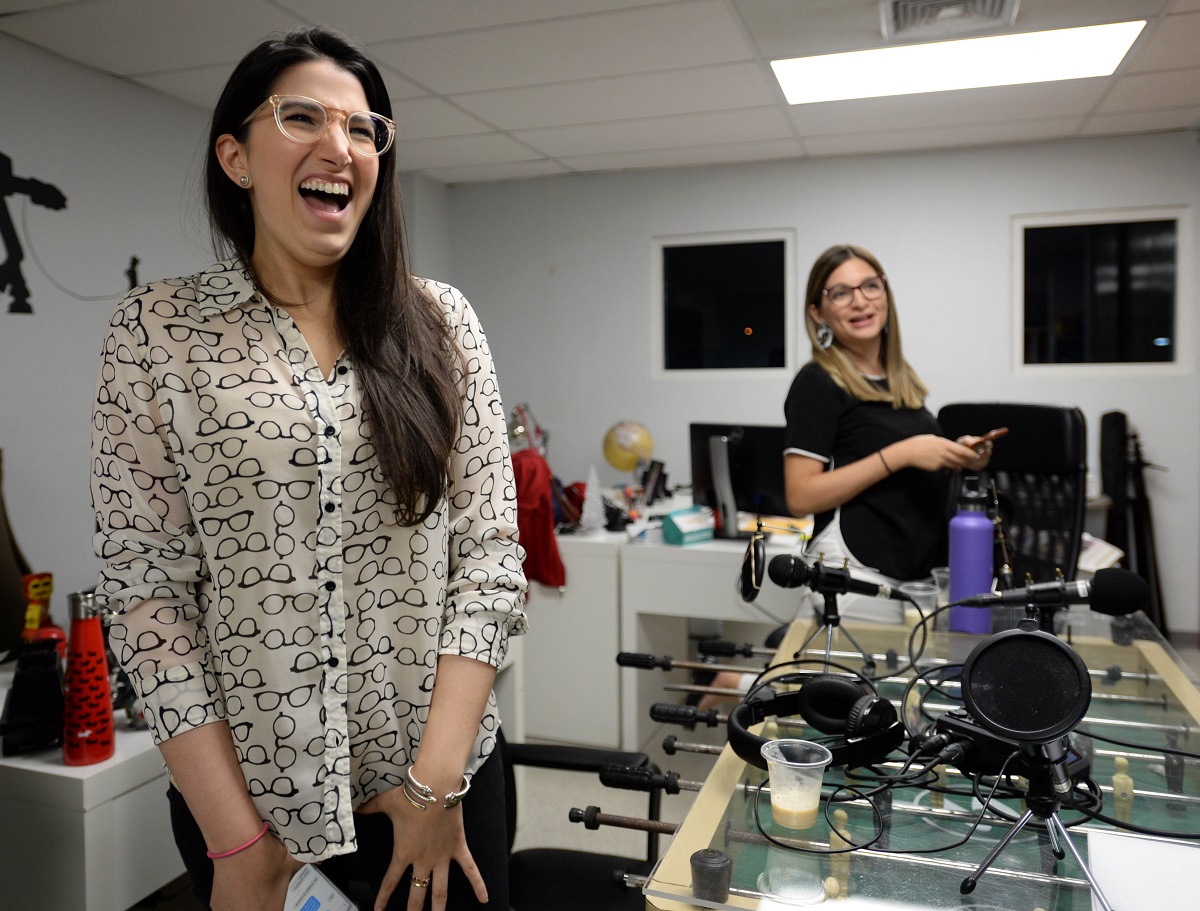 Paola Medina Prieto y Renata Beca, conductoras del podcast Puestas Pal Problema