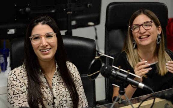 Paola Medina Prieto y Renata Beca del podcast Puestas Pal Problema