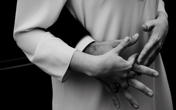 Hombre agarra por la cintura a mujer