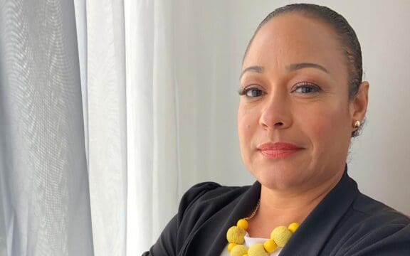 Zinnia Alejandro, de Taller Salud, ante la Fundación Obama