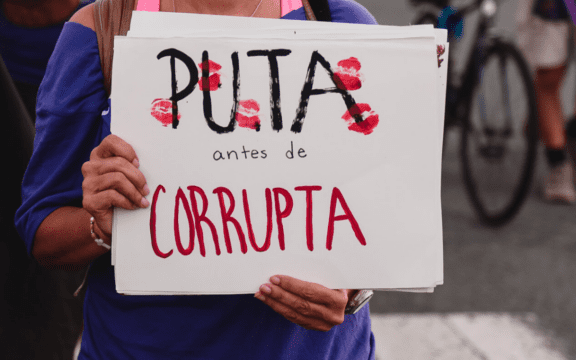 Columna Putas y gatitas sobre chat de Rosselló