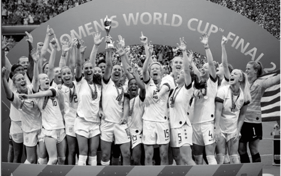 El equipo de fútbol femenino de Estados Unidos al ganar la Copa Mundial de Fútbol femenino