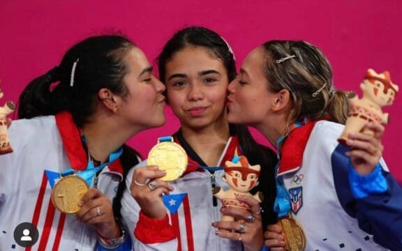 Adriana Díáz, Melanie Díaz y Daniely Ríos, equipo de tenis de mesa de Puerto Rico.