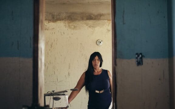 A Karina Torres la Agencia Federal para el Manejo de Emergencia (FEMA, en inglés) le dijo que las pérdidas en su casa por la inundación no eran suficientemente graves. Angeline “Beba” Marrero no cualificó para un cheque de ayuda inmediata de FEMA y tuvo que esperar hasta ocho meses para que le pusieran un toldo al techo de su residencia. Nunca le dijeron por qué. A Ivana Fred Millán le devolvieron su solicitud en varias ocasiones y la asistencia se tardó siete meses en llegar. Elliot Cruz Morales, sencillamente, no acudió a buscar ayuda por no confrontar prejuicios. “No fui directamente por el mismo miedo, porque yo dije: ‘diantre, esto va a ser un proceso, me van a estar preguntando por qué yo me llamo así, si me veo así’”, recuerda Elliot, quien perdió todas sus pertenencias luego de que la casa en la que vivía en Vega Baja fuera destrozada por el huracán María en 2017