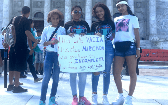 Jóvenes viequenses reclaman justicia para su compañera Jaideliz Moreno Ventura, quien murió ante la falta de servicios de salud dignos.