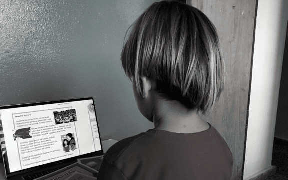 Entre les niñes de escuela pública y los de colegio