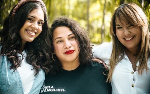 Tres puertorriqueñas conversan todos los sábados de feminismo, balance y justicia por La Mega 97.1 FM, en Orlando, Florida, en Jevas Combativas.