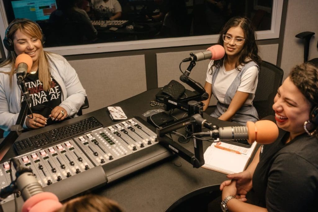 Tres puertorriqueñas conversan todos los sábados de feminismo, balance y justicia por La Mega 97.1 FM, en Orlando, Florida, en Jevas Combativas.