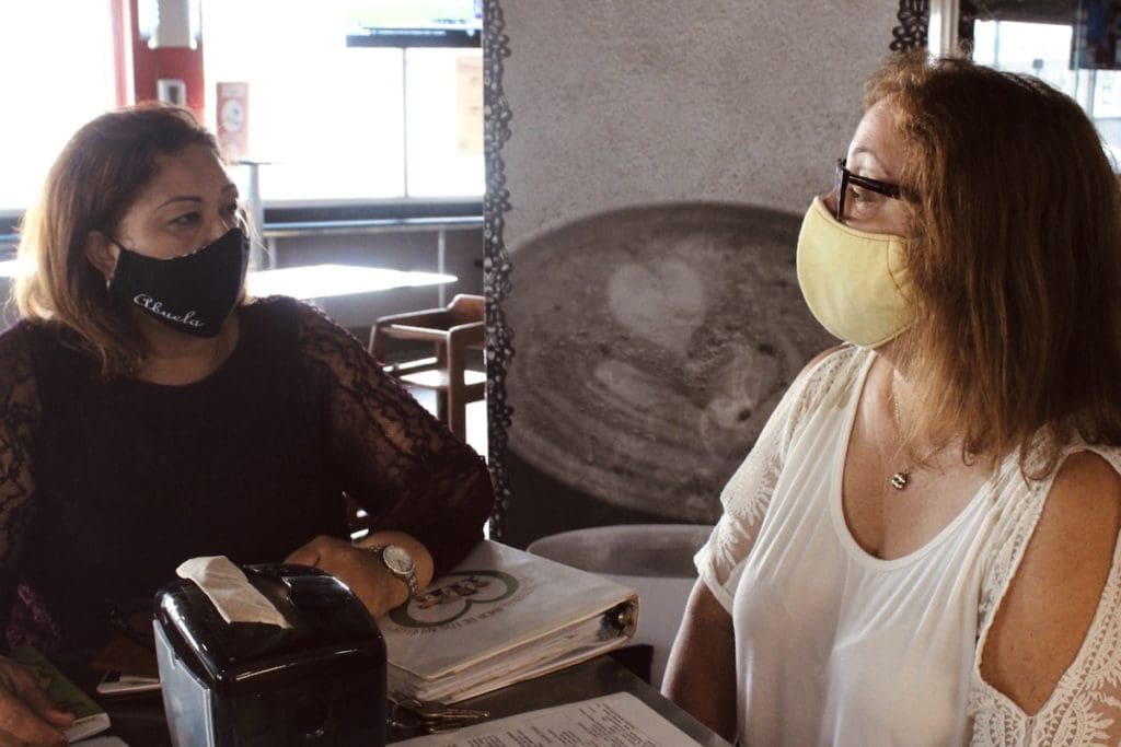 Amarillys Alvarado Guzmán e Inés Rivera Colón. (Adriana Díaz Tirado | Centro de Periodismo Investigativo)