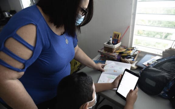 María Delgado junto a su nieto por Esteban Morales Neris | Centro de Periodismo Investigativo