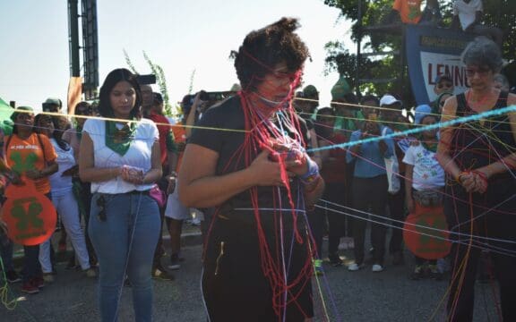 Fotografía del performance “Hilando mariposas”, realizada por Inmágela Abreu