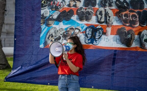 Foto de instalación Encubrimiento, de Mari Blanca Robles, por Claudia Carbonell