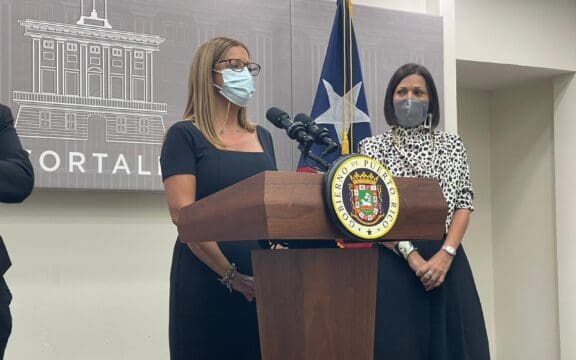 Fiscal Ileana Espada y Carmen González Magaz, secretaria de la Familia