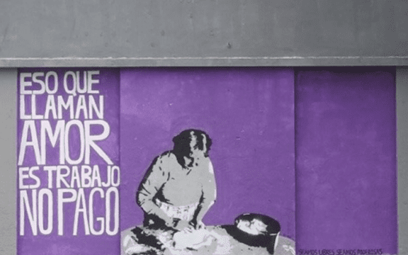 Eso que llaman amor es trabajo no pago. Frase de Silvia Federici.