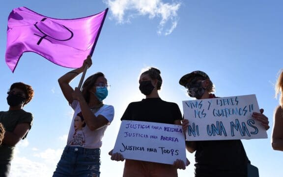 Manifestación desde puente Teodoro Moscoso por Keishla Rodríguez Ortiz y Andrea Ruiz Costas