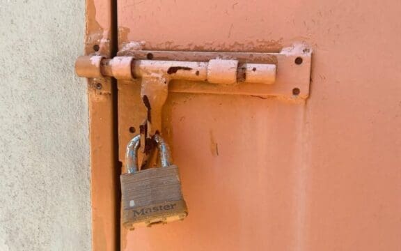 Candado cierre de escuela Puerto Rico Xiomara Torres Rivera