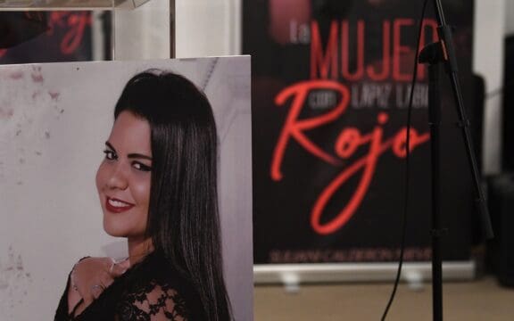 Libro Suliani Calderón Nieves, La mujer con lápiz labial rojo