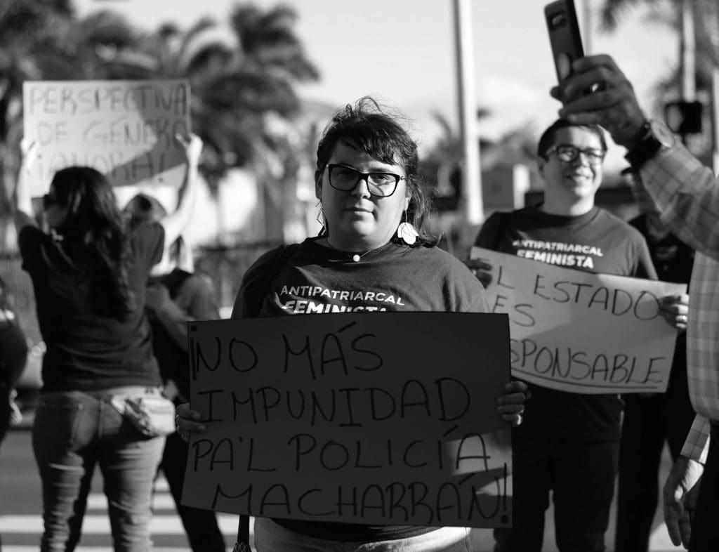 manifestación frente al cuartel de la Policía