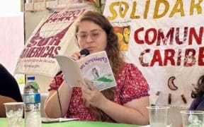 La trabajadora social comunitaria Johana Karis Molina Ortiz presenta su fanzine Nos acompañamos: una guía para antes, durante y después de un aborto.