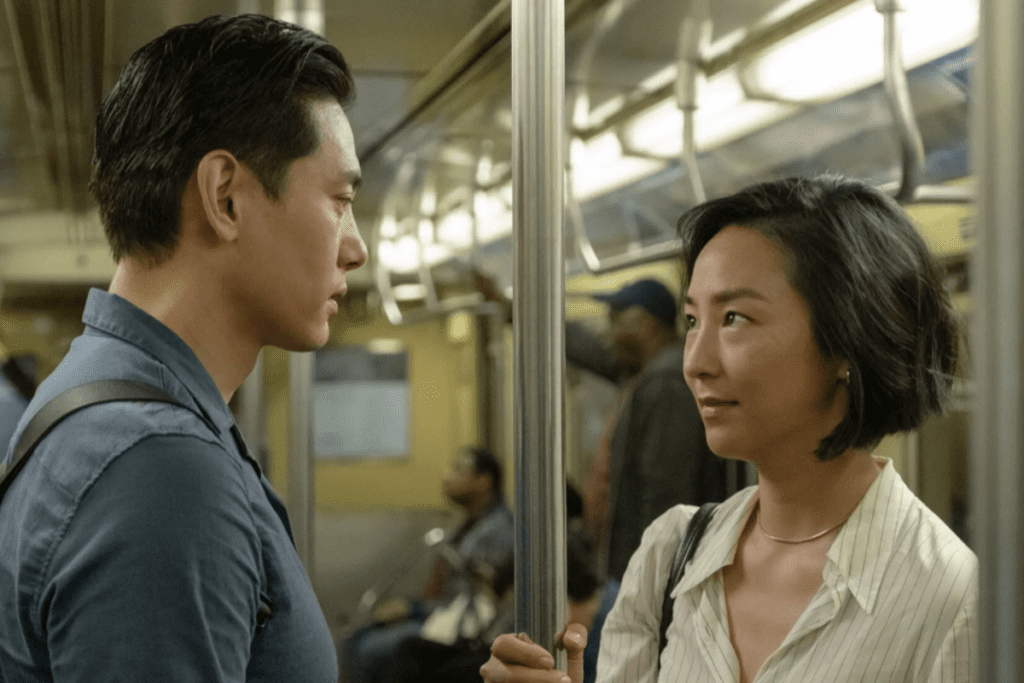 Escena de la película Past Lives en la que se ven los actores Teo Yoo y Greta Lee en sus personajes.
