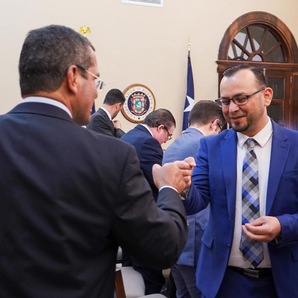 El exsubsecretario del Departamento de Educación, Héctor Joaquín Sánchez Álvarez, saluda al gobernador Pedro Pierluisi, izquierda. |Foto tomada de Facebook 