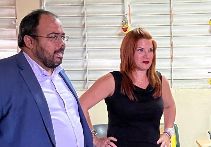 El secretario del Departamento de Educación, Eliezer Ramos Parés, y la secretaria de la Gobernación, Noelia García Bardales, en visita a la Escuela Dr. Manuel Pila Iglesia, en Ponce.