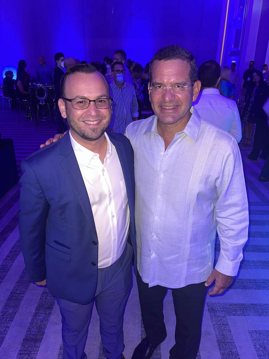 El exsubsecretario del Departamento de Educación, Héctor Joaquín Sánchez Álvarez, junto al gobernador Pedro Pierluisi, derecha.