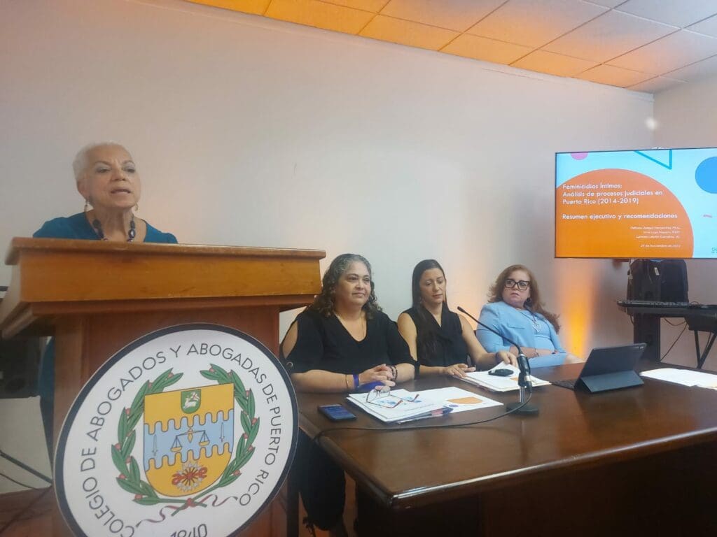 De izquierda a derecha, Josefina Pantoja, presidenta de la Comisión de la Mujer del Colegio de Abogados y Abogadas; Irma Lugo, coordinadora del Observatorio de Equidad de Género; Débora Upegui, analista e investigadora; y Carmen Lebrón, abogada.