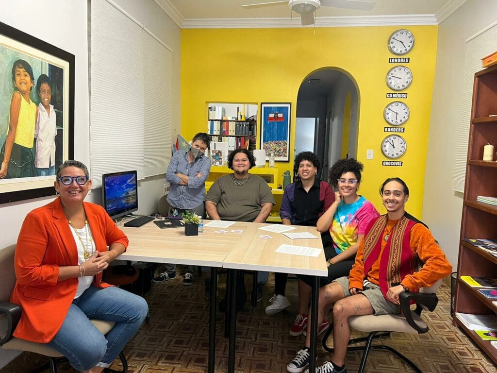 Presentan demanda para que certificado de nacimiento refleje identidad de género de las personas no binarias.