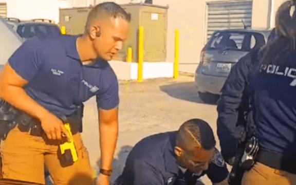 Policía utiliza taser contra Aneysha Crespo, durante su arresto, el viernes, 21 de marzo de 2025.