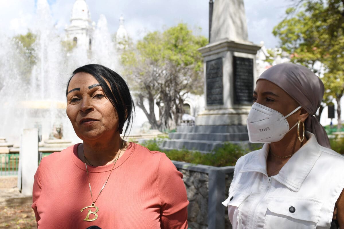 Karina Torrez Ruiz, madre soltera con cáncer de seno, junto a su madre, Bethzaida Ruiz Ocasio, en la plaza Las Delicias de Ponce.