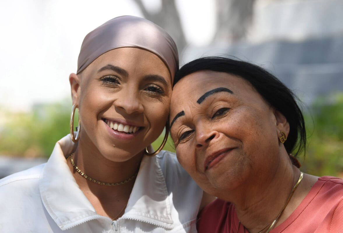 Karina Torrez Ruiz, madre soltera con cáncer de seno, junto a su madre en la plaza Las Delicias de Ponce.