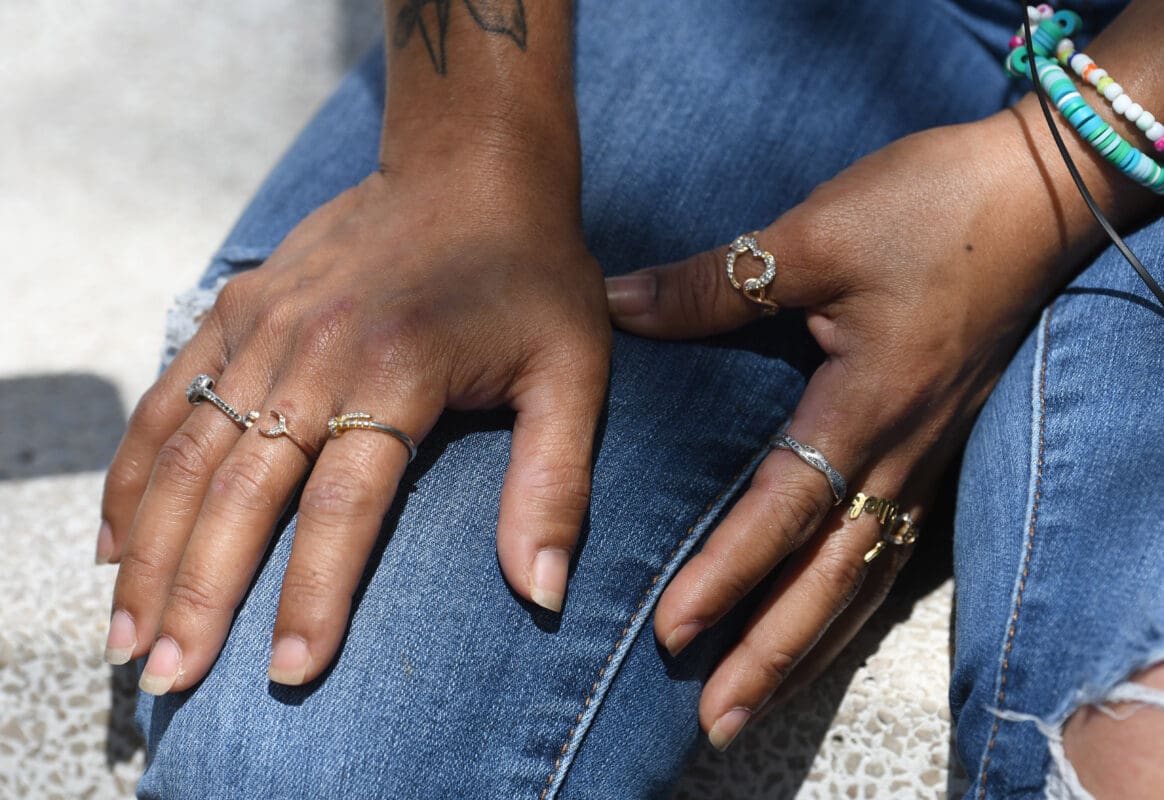 Detalle de las manos de Karina Torrez Ruiz, madre soltera que enfrenta un cáncer de seno.