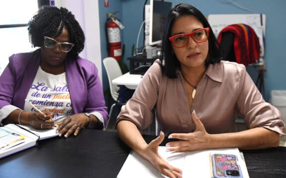 Tania Rosario Mendez, directora ejecutiva de Taler Salud y Aida Judith Edwards, promotora comunitaria de Taller Salud.