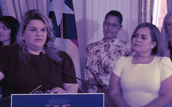 Jenniffer González Colón, gobernadora de Puerto Rico, y Astrid Piñeiro Vázquez, procuradora de las Mujeres