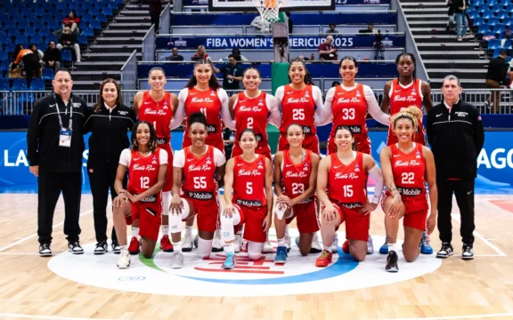 Selección Nacional de Puerto Rico ante Colombia en AmeriCup 2025. Foto de la Federación de Baloncesto de Puerto Rico