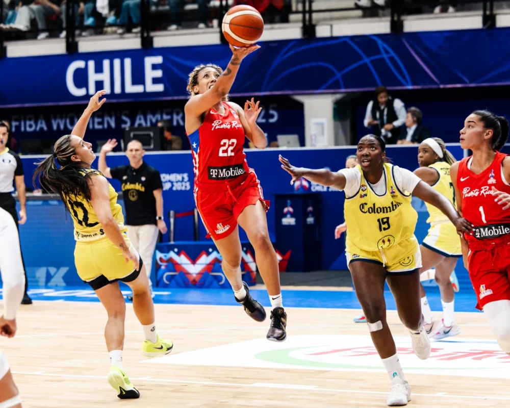 Selección Nacional de Puerto Rico ante Colombia en AmeriCup 2025. Foto de la Federación de Baloncesto de Puerto Rico