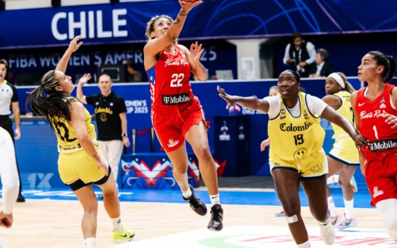 Selección Nacional de Puerto Rico ante Colombia en AmeriCup 2025. Foto de la Federación de Baloncesto de Puerto Rico
