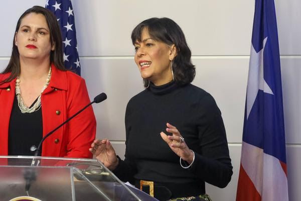 Las senadoras Ada Álvarez Conde y María de Lourdes Santiago Negrón.