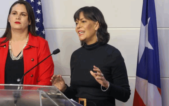 Las senadoras Ada Álvarez Conde y María de Lourdes Santiago Negrón.