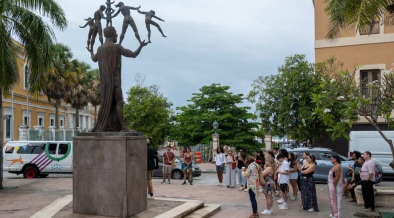 Parada en monumento a Eugenio María de Hostos